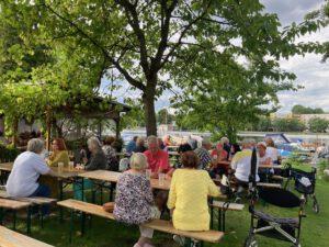 Geselliges Beisammensein am See